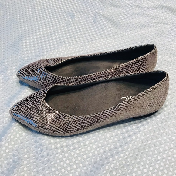 Vionic flats - Picture 1 of 8